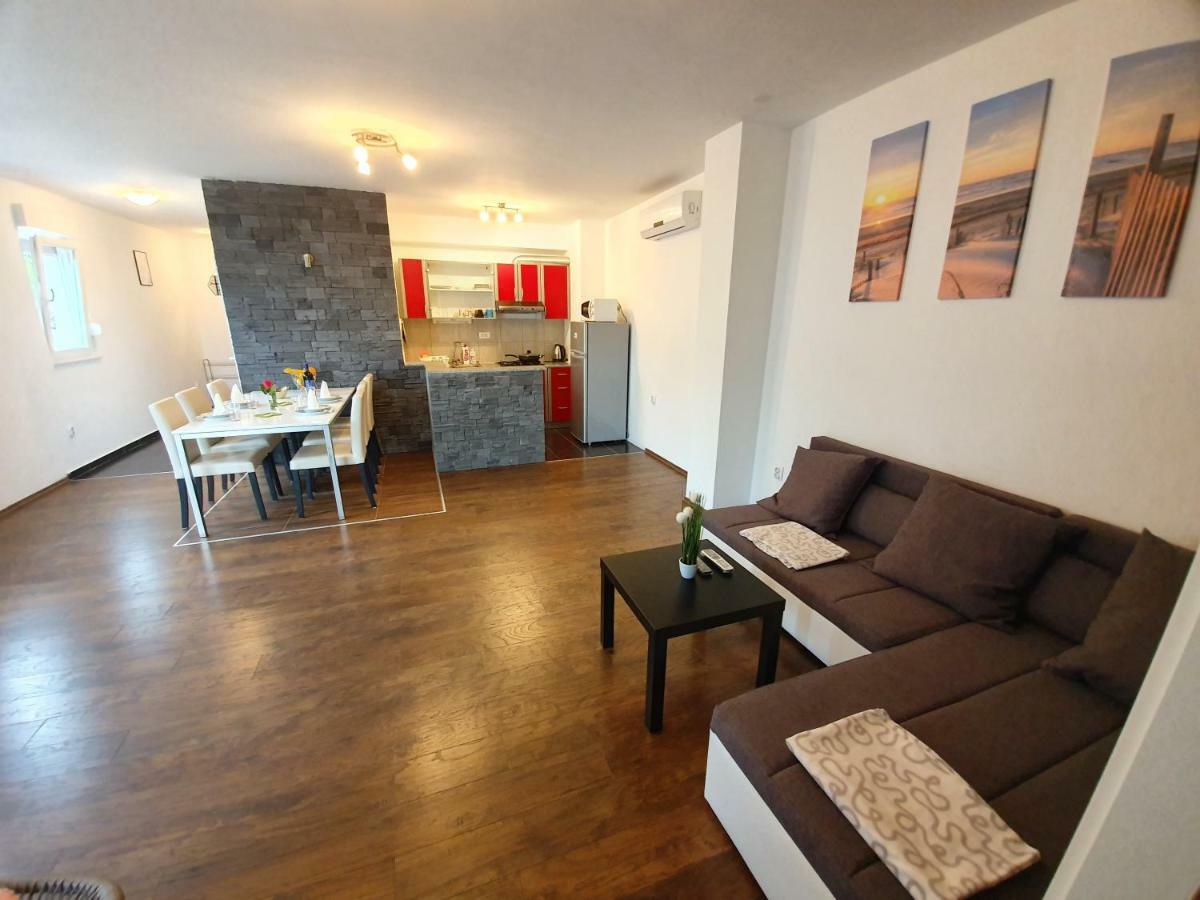 Apartments Lara Drvenik  Buitenkant foto